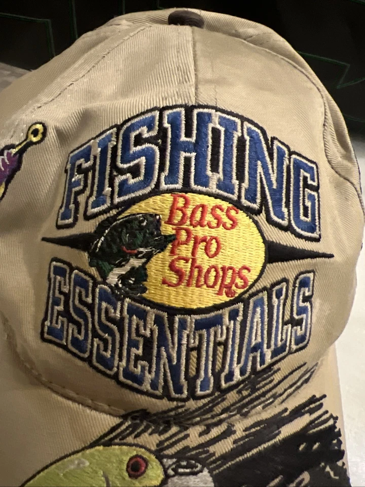 RARO Bass Pro Señuelos de Peces Bordados Gorra Ajustable Sombrero Esenciales de Pesca Bronceado Foto 3 de 4