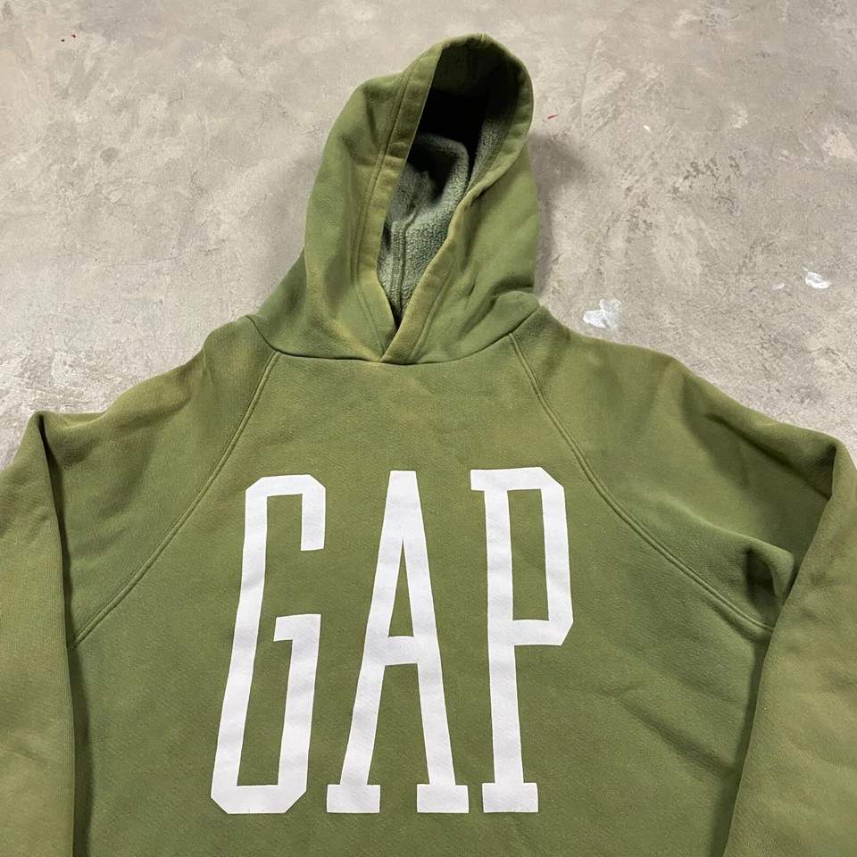 Sudadera con capucha Gap verde oliva mediana para mujer deletrear logotipo grande Foto 2 de 4