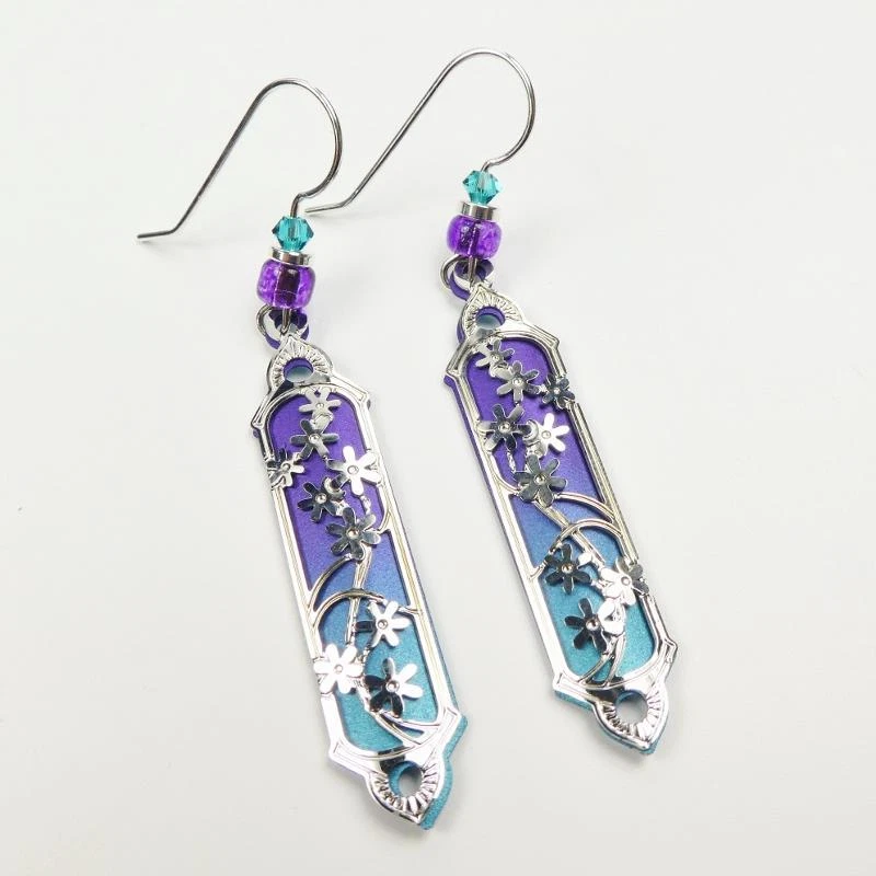 Pendientes Adajio Púrpura y Verde Azulado Columna Larga con Superposición Floral Plata Brillante Foto 3 de 4