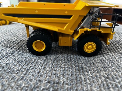 First Gear 1/50 Komatsu HD605-8 Dump Truck 50-3387