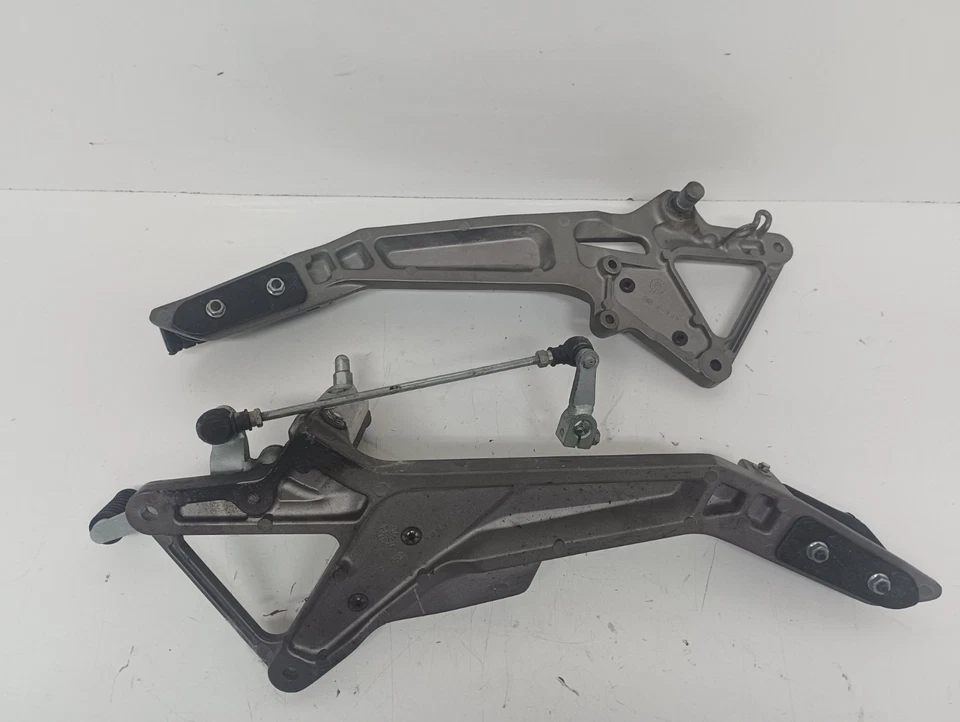 Pedane ant. e post. con supporti per Honda Hornet 600 2000 – manca pedalino sx - Imagen 3 de 4