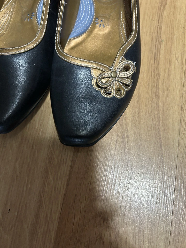 Zapatos planos Indigo para mujer de cuero negro con diseño dorado sin cordones talla 7 usados en excelente estado Foto 3 de 4