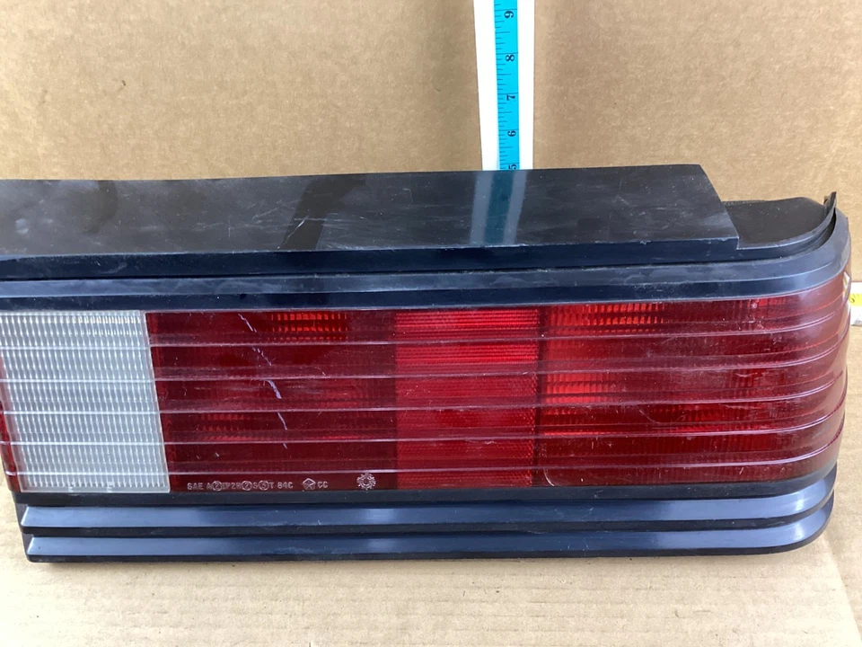 Conjunto de luz trasera lateral derecha del pasajero Chrysler 1984-1986 láser Foto 3 de 4