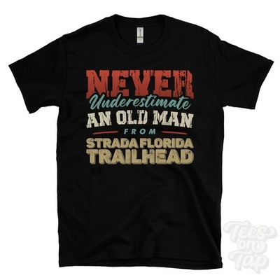 Unterschätze niemals einen alten Mann aus Strada Florida Trailhead T-SHIRT Weihnachtsgeschenk