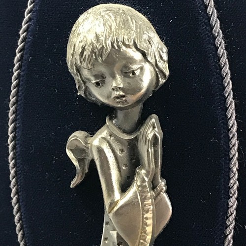 Vintage ITALY A.L. Carved 88% PURE PEWTER ANGEL PRAYING Blue Velvet Plaque MCM - Picture 2 of 6