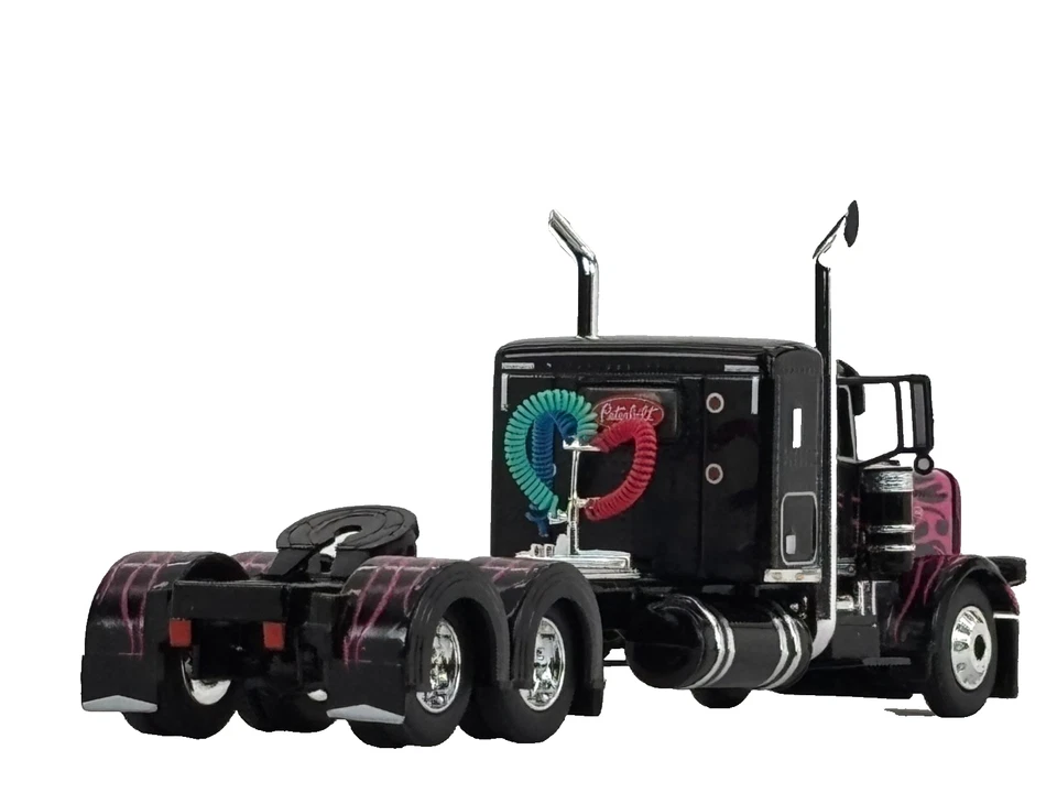 1/64 DCP BLACK/PINK PETERBILT 389 W/ 36" SLEEPER - Image 2 of 4
