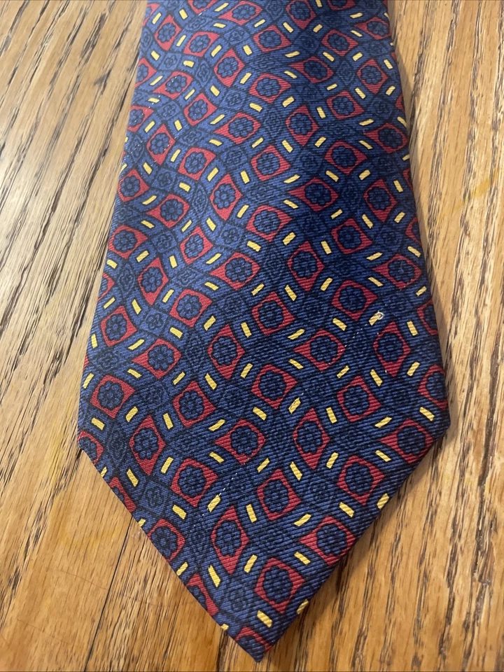 Corbata de seda floral pequeña Burberry usada en excelente estado hecha a mano en EE. UU. Foto 3 de 4