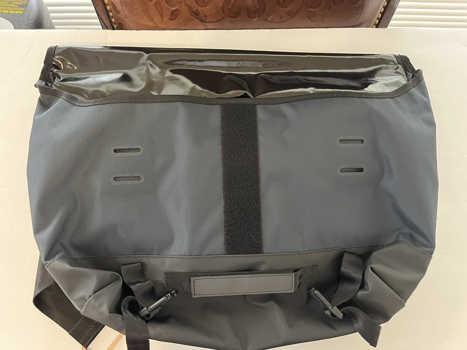 Incase Sport Field Messenger Bag Brand new with Tags Fits up to 15