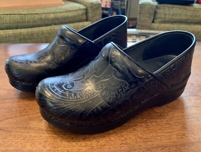 Dansko ブラック クロッグ 38 Dansko Black Tooled Leather Size 38 7.5-8 US Women's Slip On Clogs
