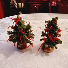 Vintage Village Small Christmas Trees Dept 56 & Other Wooden Base with Red Bows