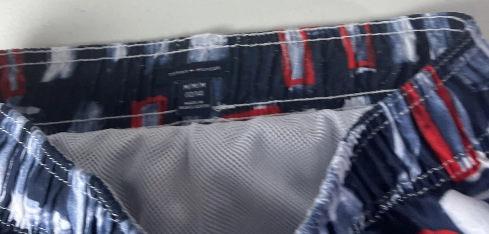 Pantalones cortos de natación TOMMY HILFIGER para niños con estampado de graffiti talla 12/14 Foto 4 de 4
