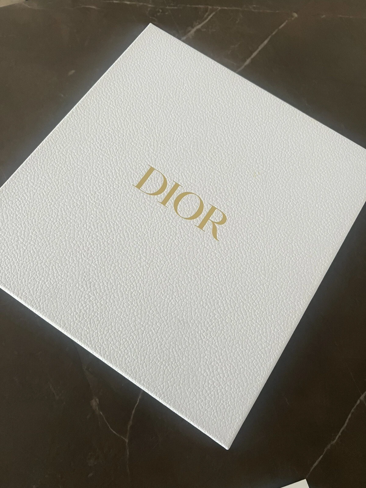 Boîte de rangement cadeau chaussures DIOR blanche avec papier de soie et carte pré aimée !