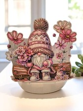 Aufsteller Deko Figur Wichtel mit Blumen f&uuml;r eine Kreative Deko