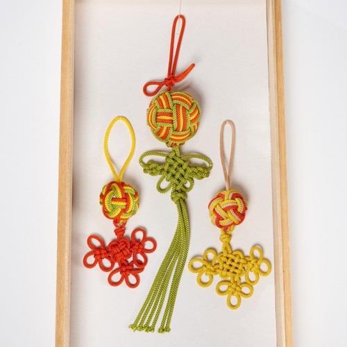 Japanese Silk Kumihimo Kusudama Braided Art Remedy Balls Mounted in Wooden Box - Picture 3 of 6