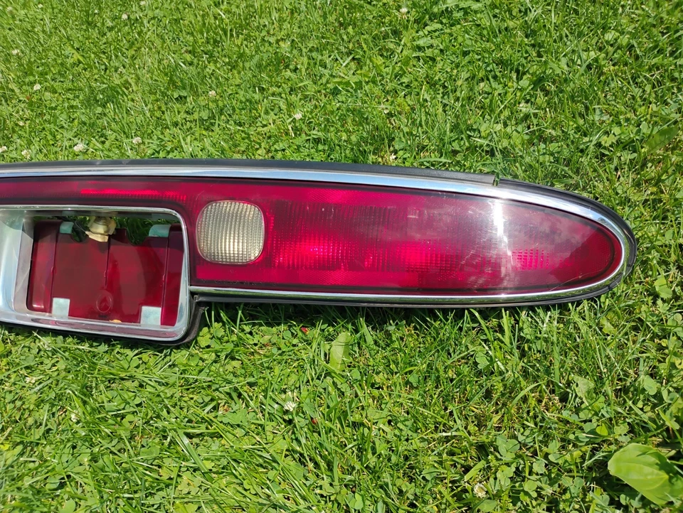1995-1999 Buick Riviera Rear Taillight Finish Panel Assembly  Lamp Original OEM  Foto 2 de 4