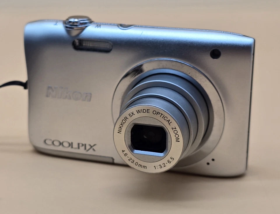 Cámara digital Nikon Coolpix A100 plateada. Sin cable de carga. Foto 4 de 4