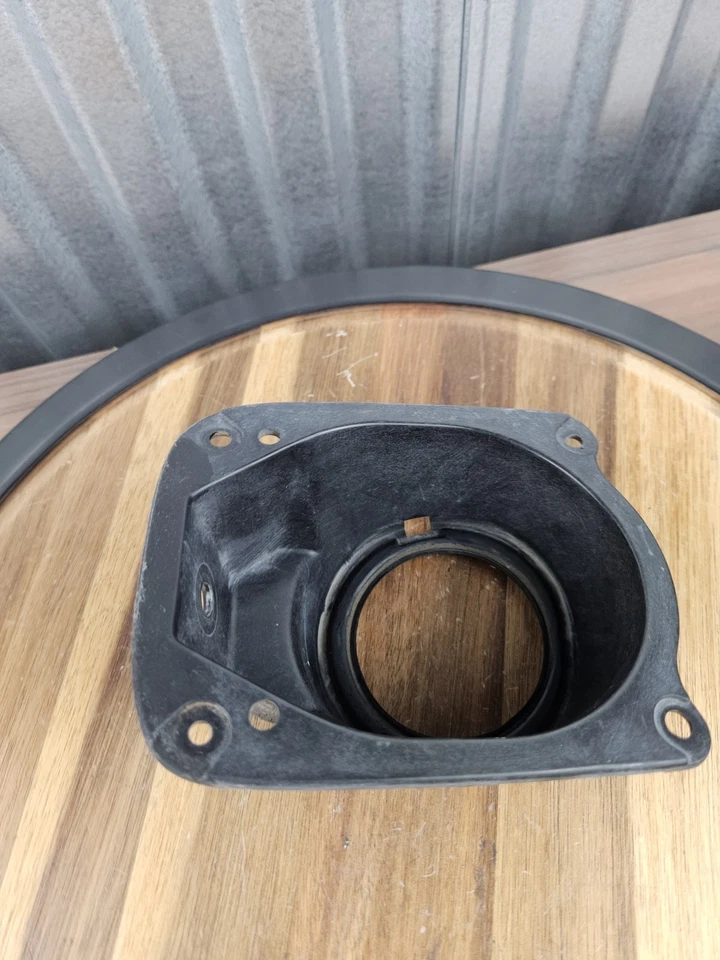 GAS CAP FUEL FILLER PIPE SHIELD TUBE QUARTER PANEL SPACER MOUNT 2002 GS300 GS400 Foto 3 de 4
