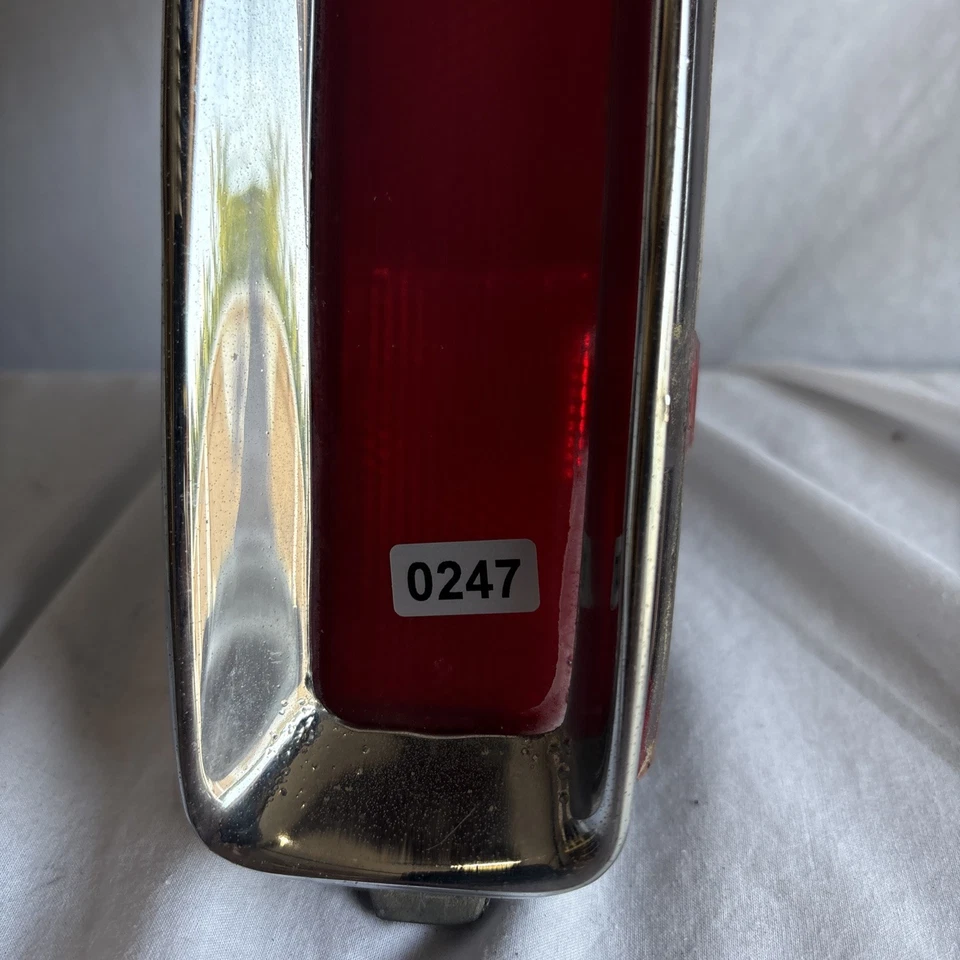 Luz trasera paso derecho Cadillac Deville 1994 a 1999 Foto 2 de 4