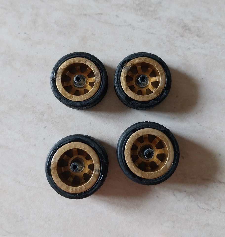 Set ruote in resina dipinte scala 1/24 cerchi scanalati - Immagine 3 di 3