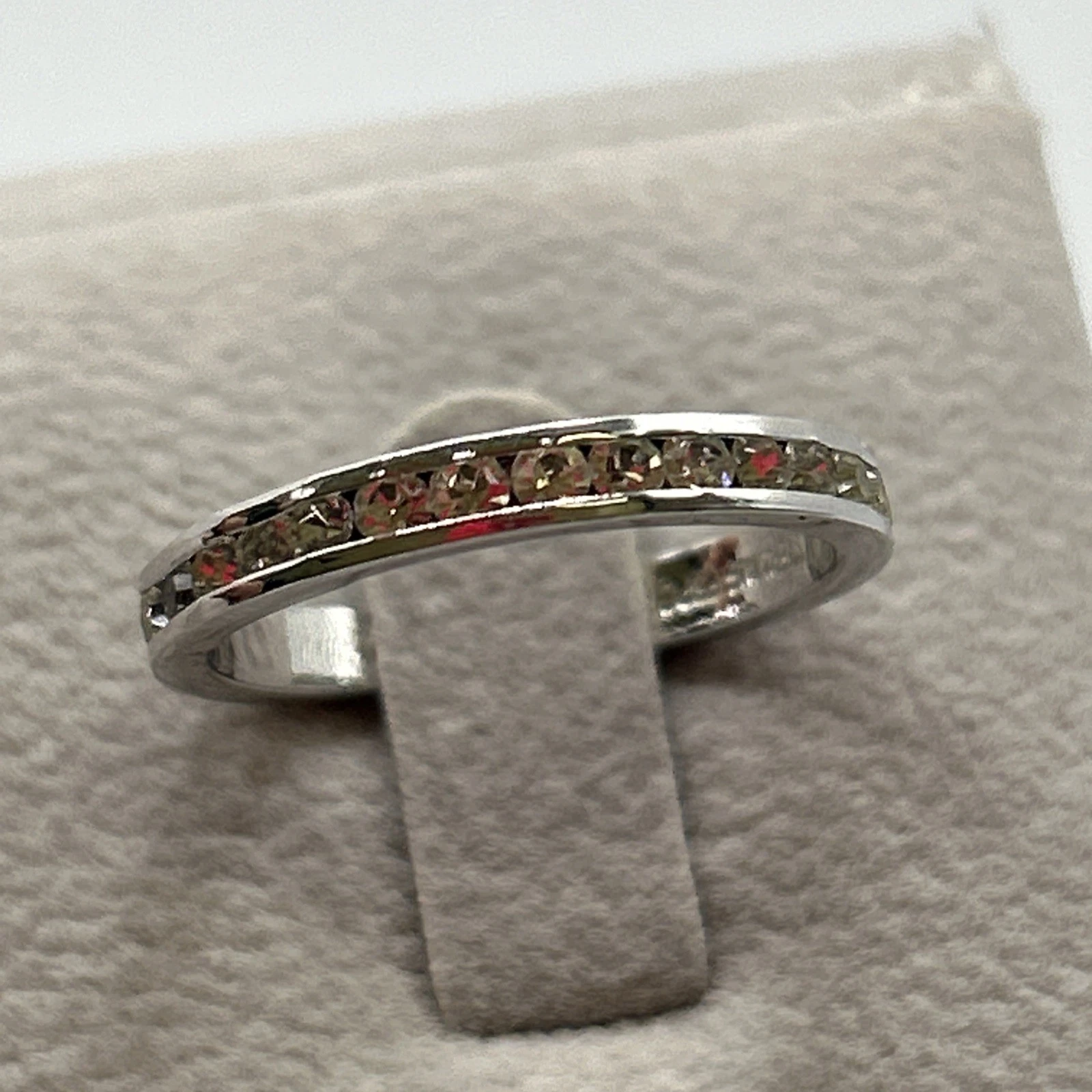 Bague vintage fantaisie  Argenté Avec Strass blanc . Taille 57