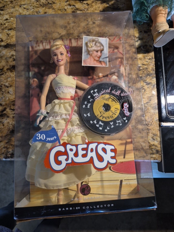 Muñeca Grease Frenchy con Soporte Musical Baile Off 30 Aniversario