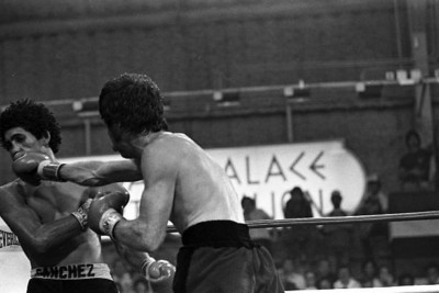 Salvador Sanchez wird mit einem rechten Stich getroffen von Danny Lopez 1980 Boxen 4x6 Foto