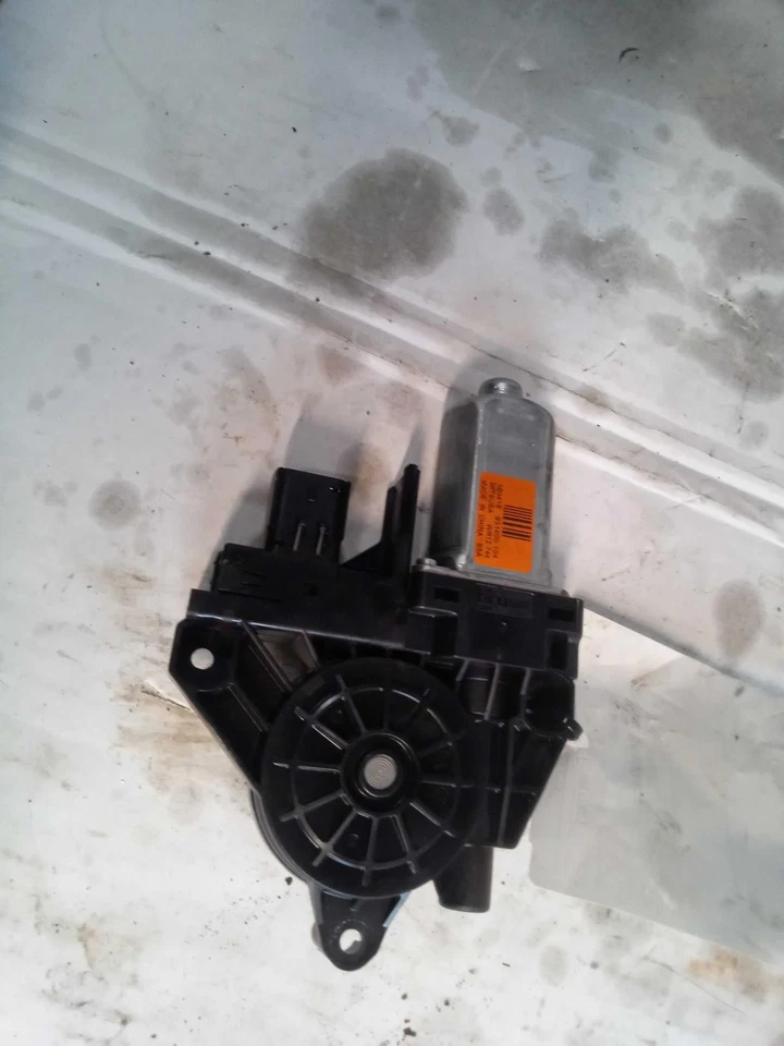 2016 Jeep Cherokee Left Window Regulator with Motor - Black - 108k Miles - Image 2 of 4