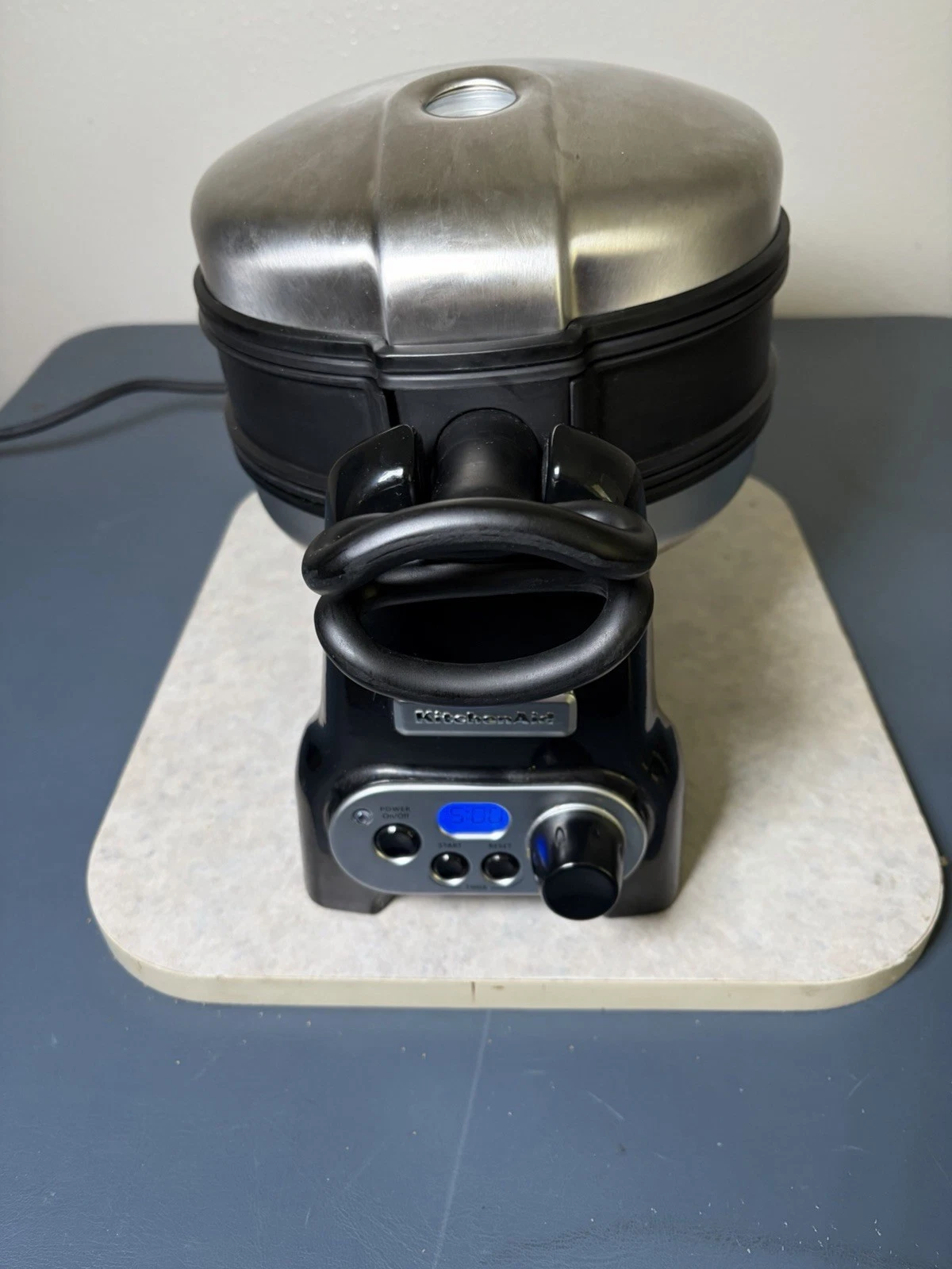 KitchenAid KWB110OB Rotating Belgian Waffle Maker Double Sided Stainless Steel
Opens in a new window