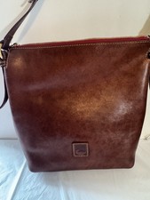 Borsa a tracolla Dooney and Bourke Florentine Hobo in nappe marrone castagno leggi