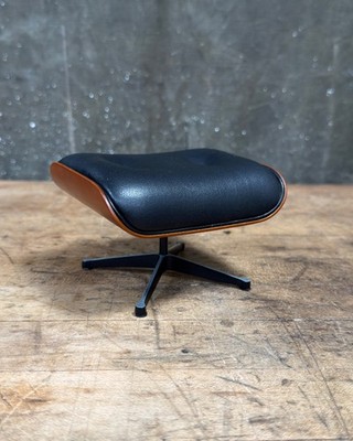 Vitra Design Museum Miniatures Collection Charles & Ray Eames Ottoman Scale 1:6