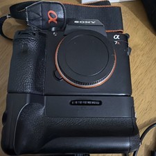 Sony a7R II 42.4MP Mirrorless Camera Body w/ 5x Batteries, Charger & grip