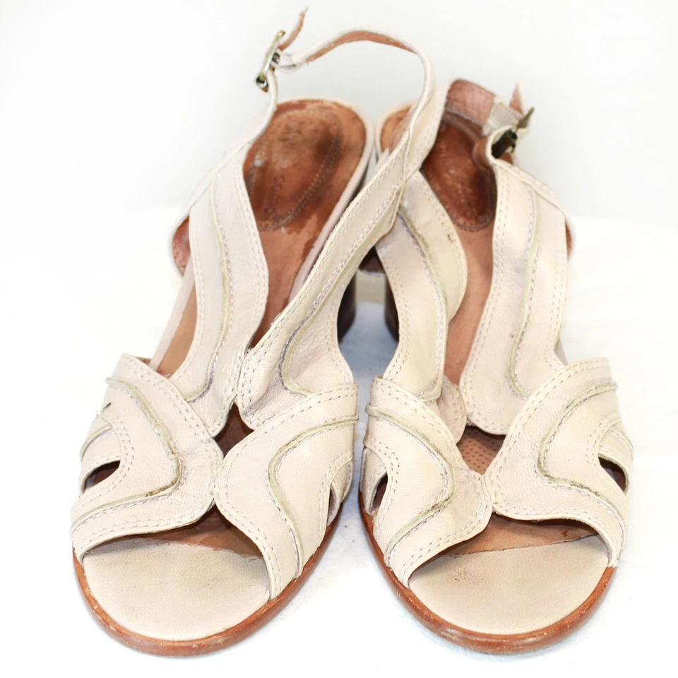 Sandálias Corso Como Couro Salto Bloco Bege Fivela de Tiras Casual Tamanho 10M - Imagem 2 de 4