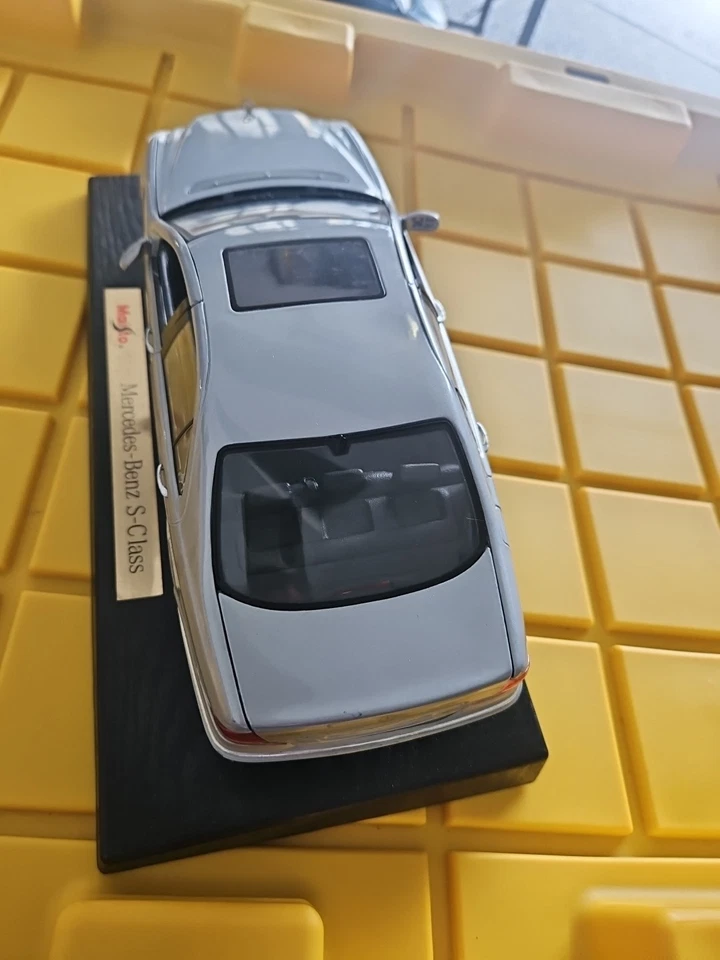 Maisto Premiere Edition 1998 Mercedes-Benz S-Class S500 AMG 1/18 Scale DieCast  - Image 4 of 4