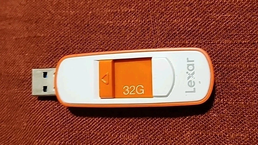 LEXAR 16GB USB 3.0 Push Thumb Flash, Stick, Jump DrivePC Storage Retractable - Image 2 of 3