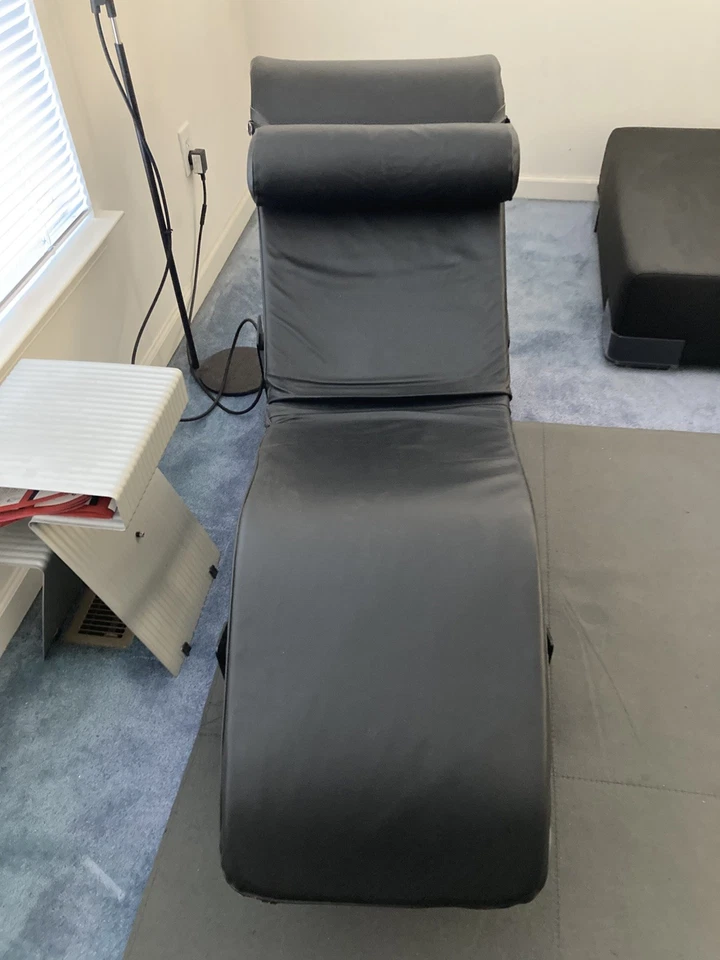 Chaise Lounge Réplica Le Corbusier LC4 Estilo en Cuero Negro Foto 2 de 4