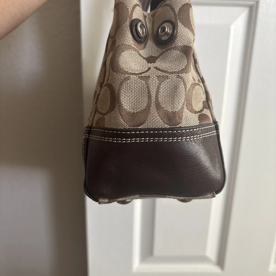 Bolsa de ombro COACH Hampton F13975 Turnlock com assinatura lona de couro marrom - Imagem 4 de 4