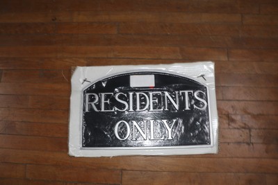 (1-Pk) Residents Only Statement Plaque Sign Aluminum Black/Silver 13'' x 12''