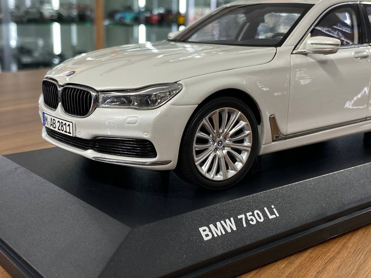 Paragon Model Dealer Edition BMW 750 Li in White - Full Opening [1