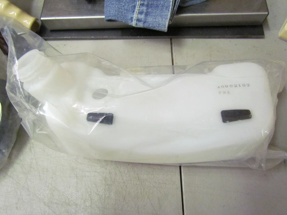 NUEVO TANQUE DE GASOLINA ORIGINAL ROBIN MAKITA RABBIT 667 30050 00  Foto 2 de 3