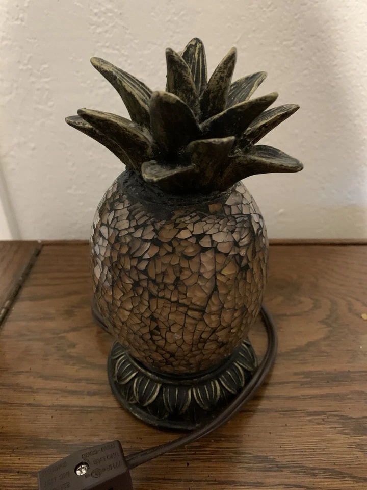Lámpara decorativa de mesa de mosaico de piña de resina de 7" de altura Foto 2 de 4