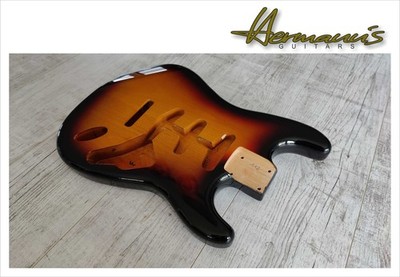 Strat 2 Piece Erle/Alder Body, SSS Route, Finish 3 Tone Sunburst, nur 1,92 kg