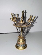 Lot de 8 piques Et Cloche De Table épées sabres Toledo et serviteur apéritif
