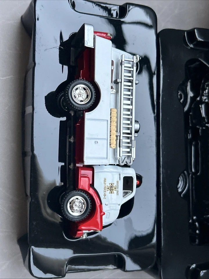 Matchbox 1948 GMC C.O.E Tanker/Pumper YYM37631 - Immagine 3 di 4