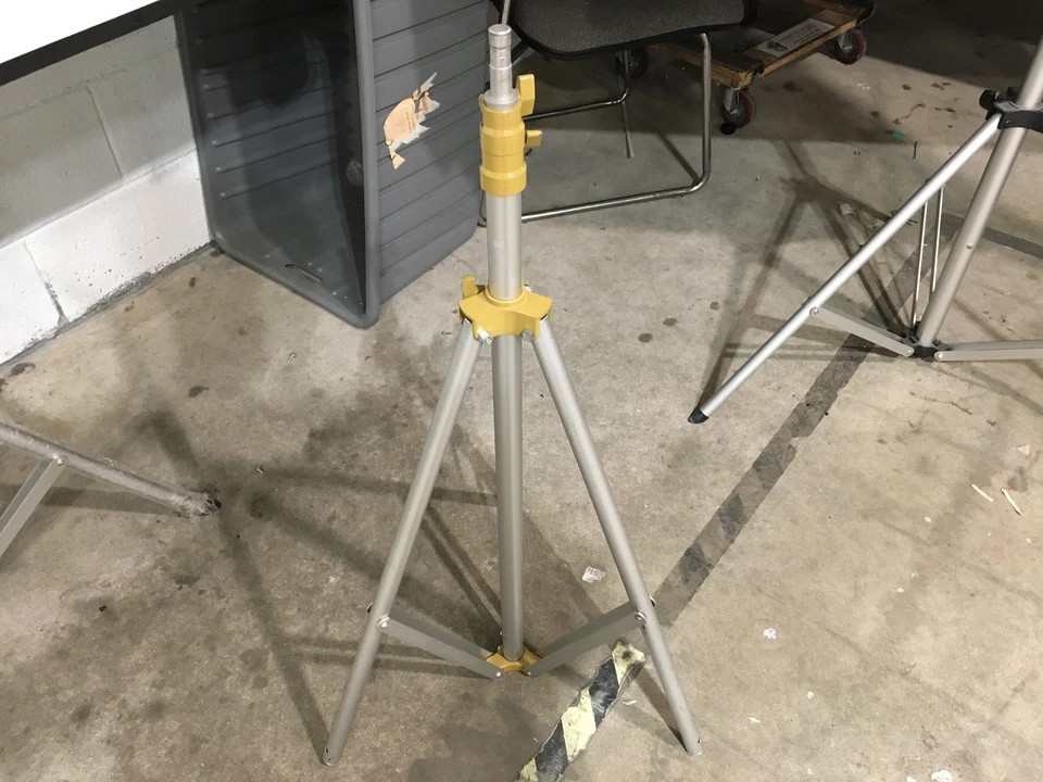 Soporte de luz con perillas Lowel Stage portátil de aluminio gris amarillo de 8 pies Foto 4 de 4