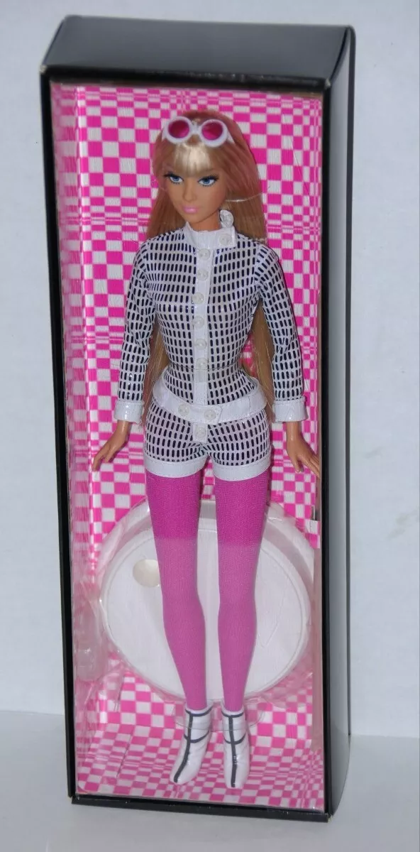 A Nod For Mod Barbie doll W/ Card Ltd 5000 Barbie Collector Exclusive Gold  label