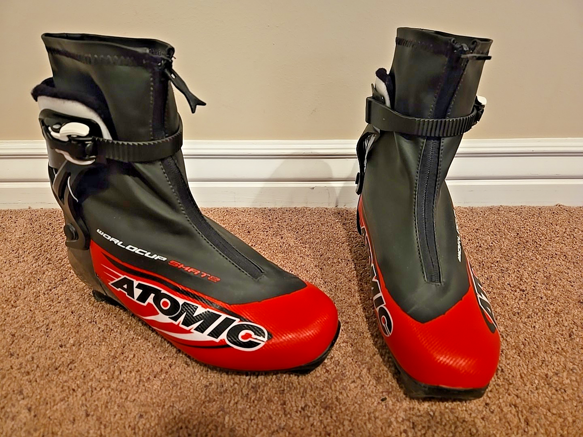 ATOMIC World Cup Skate Mens 6.5 Ski Boots, Black & Red, Carbon 