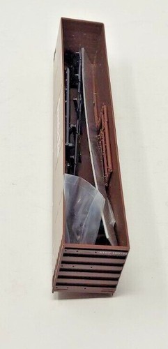 HO E&C Shops Kit 62' PACCAR Smooth Side Woodchip Gondola Santa Fe 165741 - Picture 6 of 8