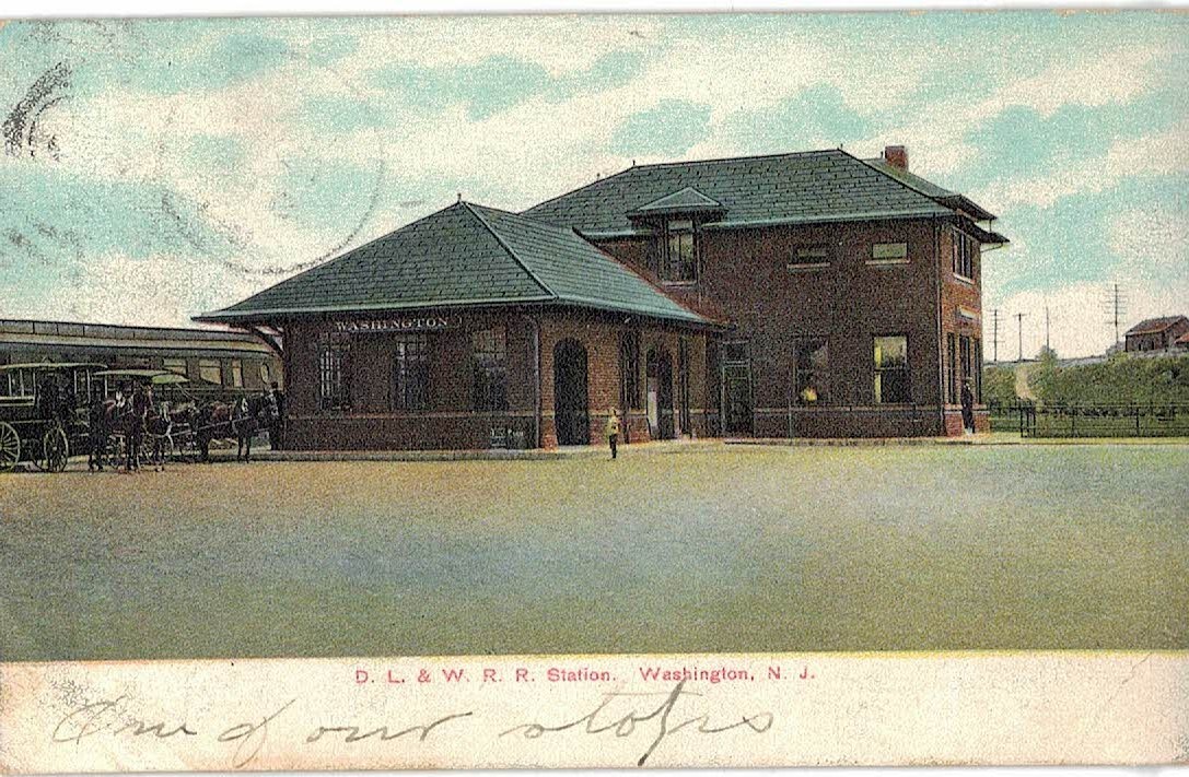 C.1907 D.L.&W. Railroad Train Station Horse Carriage Washington NJ Vintage Card