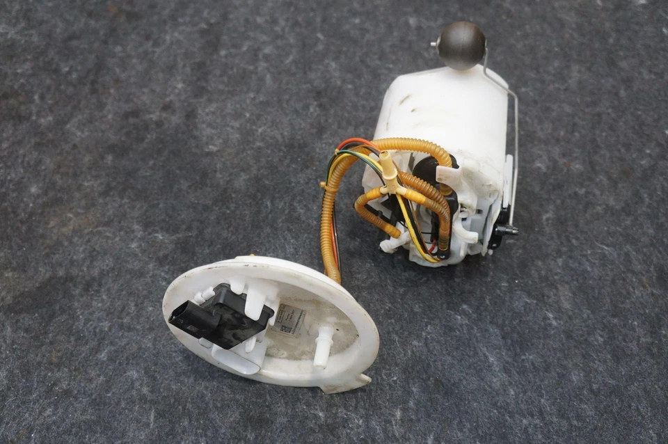 Rear Tank Mounted Fuel Pump Assembly 4.4L OEM 7934507 BMW 750i XDrive G12 2021 - Image 4 of 4