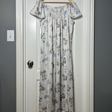 Vanity Fair Vintage 80s Floral Lace Trim Nightgown Cottagecore Coquette Style
